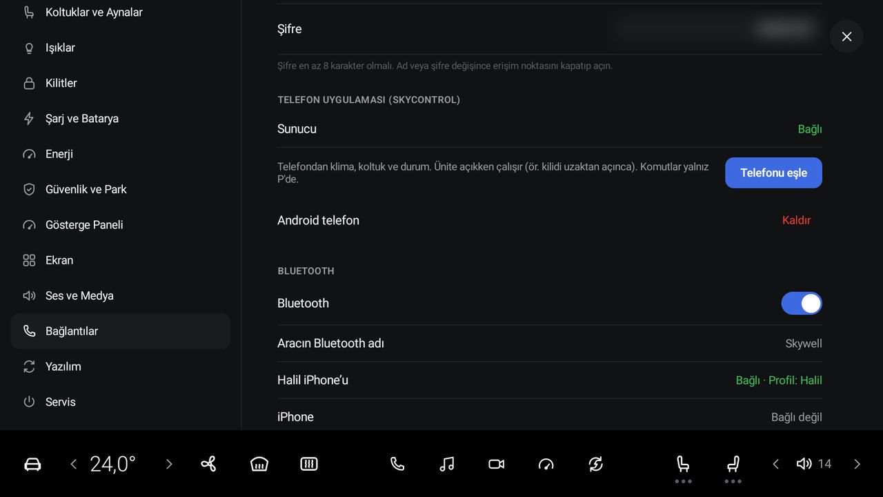 Araçtaki SkyControl bölümü. Eşli telefonlar listelenir; <strong>Kaldır</strong> ile telefonun erişimi silinir.